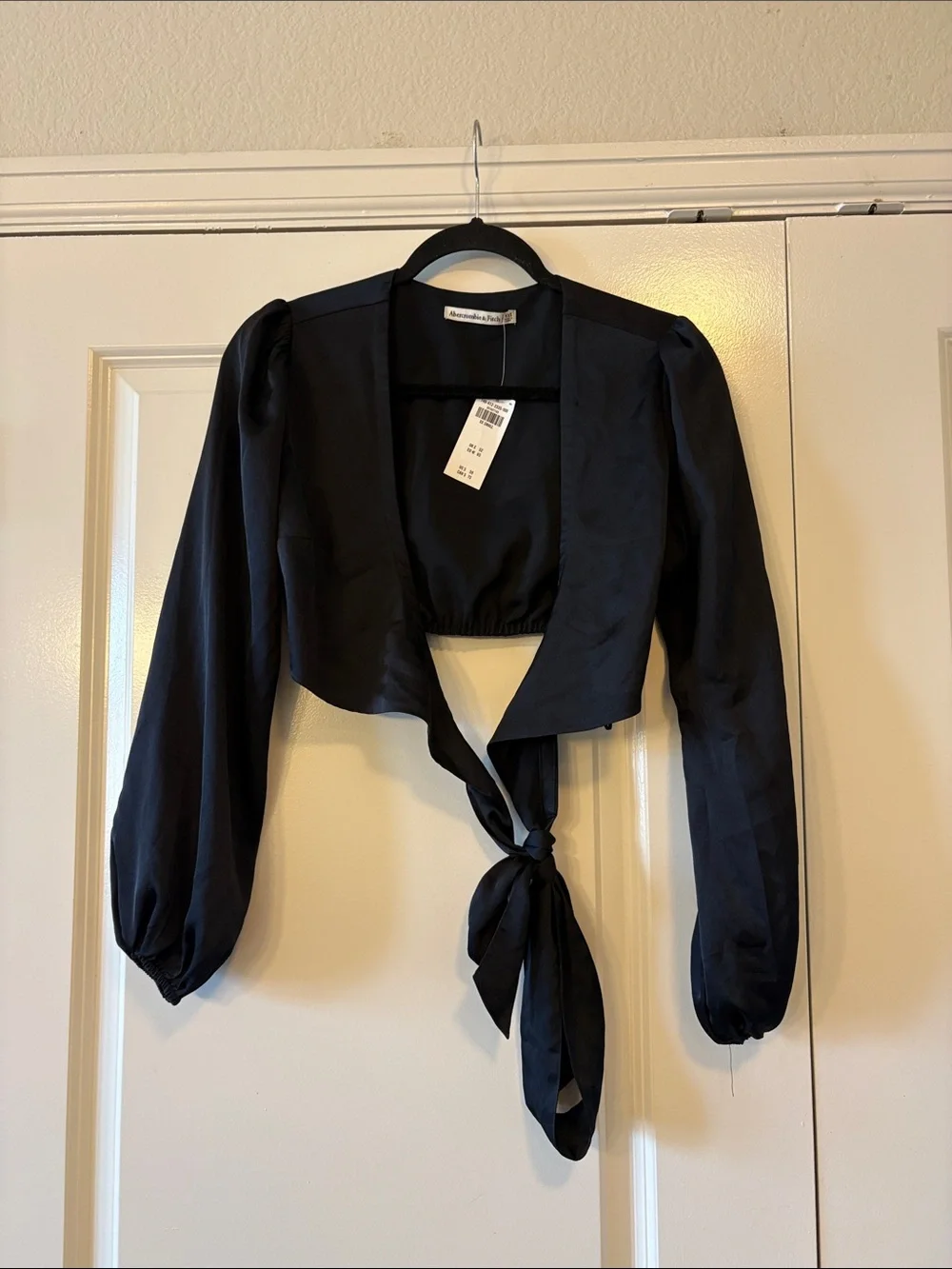 Abercrombie & Fitch Black Tie-Front Cropped Blouse